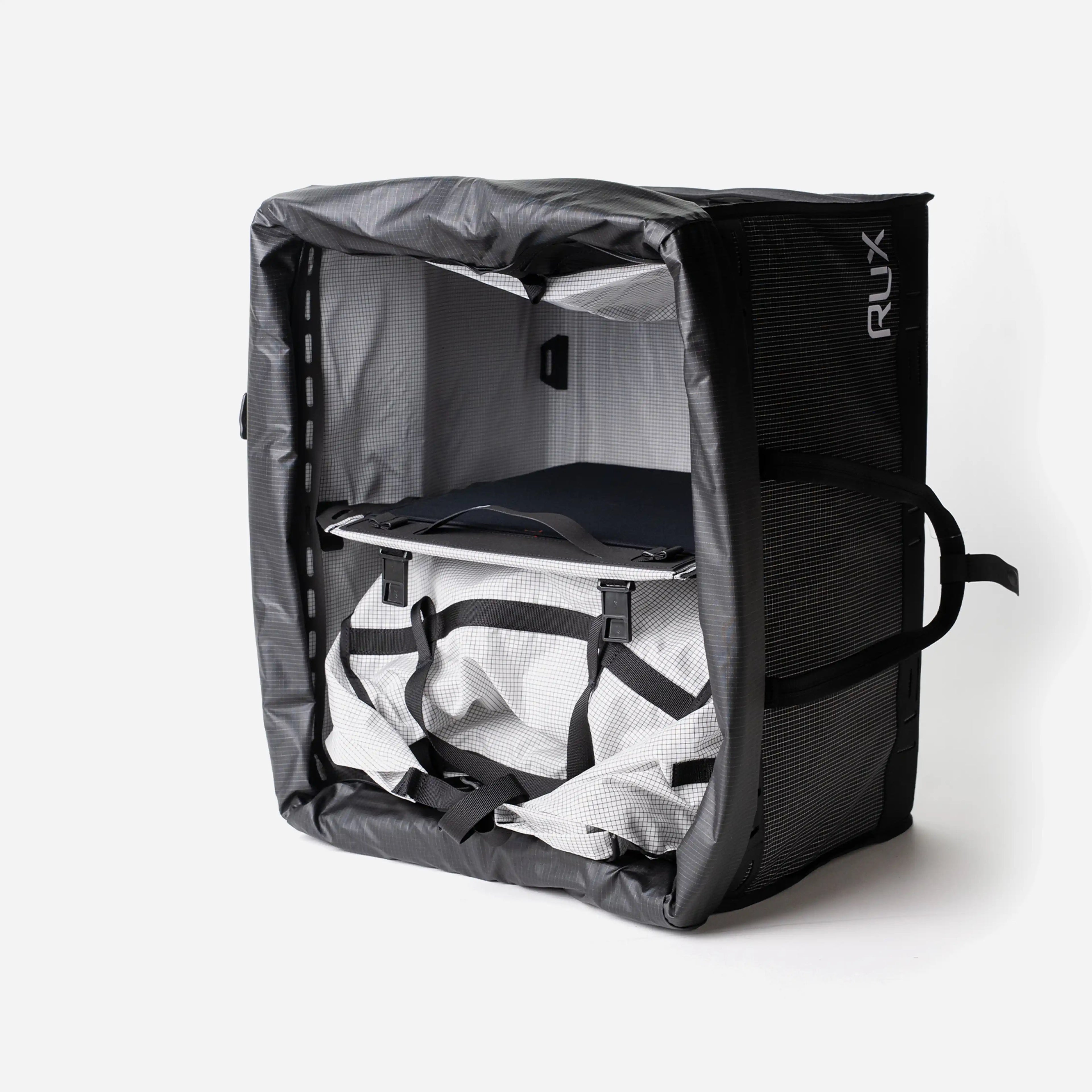 [[contain, #f3f3f3]] | RUX Duffel Box 55L - Black